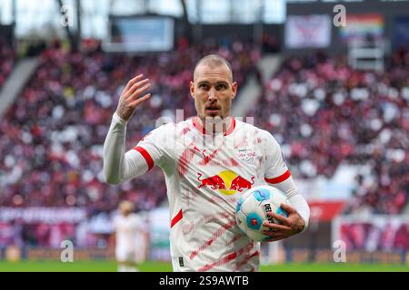 25. Januar 2025, Sachsen, Leipzig: Fußball: Bundesliga, RB Leipzig - Bayer Leverkusen, 19. Spieltag, Red Bull Arena. Der Leipziger Spieler David Raum reagiert. Foto: Jan Woitas/dpa - WICHTIGER HINWEIS: Gemäß den Vorschriften der DFL Deutschen Fußball-Liga und des DFB Deutschen Fußball-Bundes ist es verboten, im Stadion und/oder des Spiels aufgenommene Fotografien in Form von sequenziellen Bildern und/oder videoähnlichen Fotoserien zu verwenden oder zu nutzen. Stockfoto