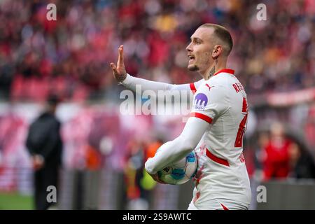 25. Januar 2025, Sachsen, Leipzig: Fußball: Bundesliga, RB Leipzig - Bayer Leverkusen, 19. Spieltag, Red Bull Arena. Der Leipziger Spieler David Raum reagiert. Foto: Jan Woitas/dpa - WICHTIGER HINWEIS: Gemäß den Vorschriften der DFL Deutschen Fußball-Liga und des DFB Deutschen Fußball-Bundes ist es verboten, im Stadion und/oder des Spiels aufgenommene Fotografien in Form von sequenziellen Bildern und/oder videoähnlichen Fotoserien zu verwenden oder zu nutzen. Stockfoto