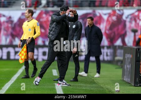 25. Januar 2025, Sachsen, Leipzig: Fußball: Bundesliga, RB Leipzig - Bayer Leverkusen, 19. Spieltag, Red Bull Arena. Leipziger Trainer Marco Rose reagiert auf der Touchline. Foto: Jan Woitas/dpa - WICHTIGER HINWEIS: Gemäß den Vorschriften der DFL Deutschen Fußball-Liga und des DFB Deutschen Fußball-Bundes ist es verboten, im Stadion und/oder des Spiels aufgenommene Fotografien in Form von sequenziellen Bildern und/oder videoähnlichen Fotoserien zu verwenden oder zu nutzen. Stockfoto