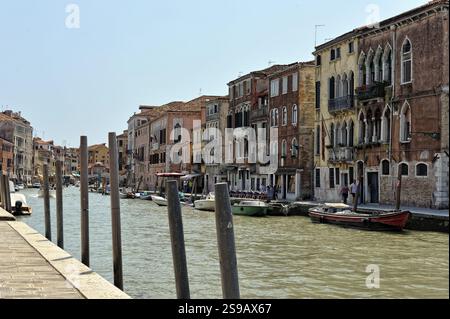 Stadtbild von Venedig. Blick vom Canal Grande auf die Vorderseite der Häuser Stockfoto