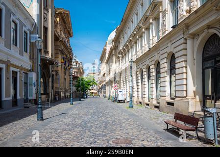 Blick auf die Altstadt von Bukarest, mit alten Gebäuden und einer asphaltierten Straße. Stockfoto