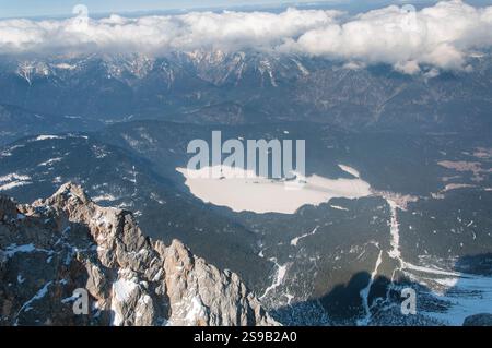 Ein Panoramablick auf die schneebedeckten Wettersteinberge von der zugspitze in Garmisch-Partenkirchen. Stockfoto