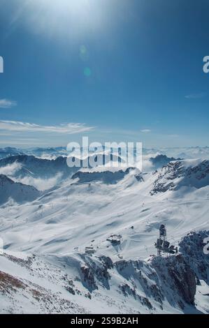 Ein Panoramablick auf die schneebedeckten Wettersteinberge von der zugspitze in Garmisch-Partenkirchen. Stockfoto