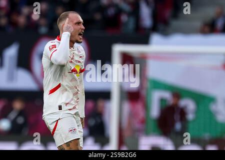 25. Januar 2025, Sachsen, Leipzig: Fußball: Bundesliga, RB Leipzig - Bayer Leverkusen, 19. Spieltag, Red Bull Arena. Der Leipziger Spieler David Raum feiert, nachdem er ein Tor geschossen hat. Foto: Jan Woitas/dpa - WICHTIGER HINWEIS: Gemäß den Vorschriften der DFL Deutschen Fußball-Liga und des DFB Deutschen Fußball-Bundes ist es verboten, im Stadion und/oder des Spiels aufgenommene Fotografien in Form von sequenziellen Bildern und/oder videoähnlichen Fotoserien zu verwenden oder zu nutzen. Stockfoto