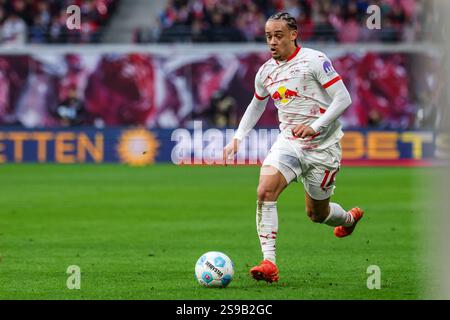 25. Januar 2025, Sachsen, Leipzig: Fußball: Bundesliga, RB Leipzig - Bayer Leverkusen, 19. Spieltag, Red Bull Arena. Leipziger Spieler Xavi Simons am Ball. Foto: Jan Woitas/dpa - WICHTIGER HINWEIS: Gemäß den Vorschriften der DFL Deutschen Fußball-Liga und des DFB Deutschen Fußball-Bundes ist es verboten, im Stadion und/oder des Spiels aufgenommene Fotografien in Form von sequenziellen Bildern und/oder videoähnlichen Fotoserien zu verwenden oder zu nutzen. Stockfoto