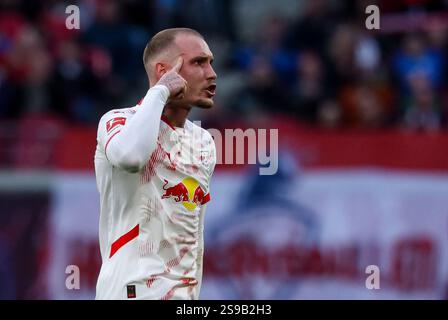 25. Januar 2025, Sachsen, Leipzig: Fußball: Bundesliga, RB Leipzig - Bayer Leverkusen, 19. Spieltag, Red Bull Arena. Der Leipziger Spieler David Raum feiert, nachdem er ein Tor geschossen hat. Foto: Jan Woitas/dpa - WICHTIGER HINWEIS: Gemäß den Vorschriften der DFL Deutschen Fußball-Liga und des DFB Deutschen Fußball-Bundes ist es verboten, im Stadion und/oder des Spiels aufgenommene Fotografien in Form von sequenziellen Bildern und/oder videoähnlichen Fotoserien zu verwenden oder zu nutzen. Stockfoto