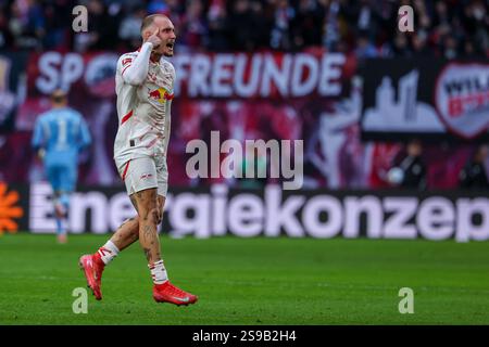 25. Januar 2025, Sachsen, Leipzig: Fußball: Bundesliga, RB Leipzig - Bayer Leverkusen, 19. Spieltag, Red Bull Arena. Der Leipziger Spieler David Raum feiert, nachdem er ein Tor geschossen hat. Foto: Jan Woitas/dpa - WICHTIGER HINWEIS: Gemäß den Vorschriften der DFL Deutschen Fußball-Liga und des DFB Deutschen Fußball-Bundes ist es verboten, im Stadion und/oder des Spiels aufgenommene Fotografien in Form von sequenziellen Bildern und/oder videoähnlichen Fotoserien zu verwenden oder zu nutzen. Stockfoto