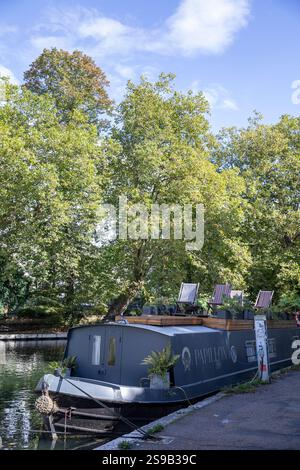 Ein wunderschöner Lastkahn in einem West London Kanal am 26. September 2024. Foto: Sam Mellish Stockfoto