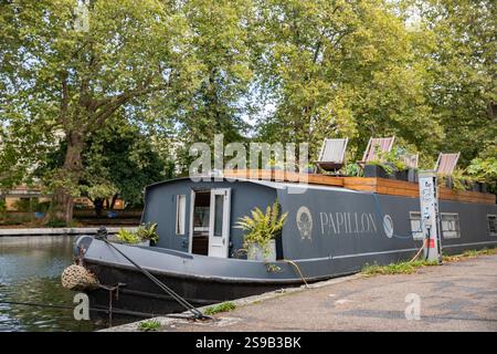 Ein wunderschöner Lastkahn in einem West London Kanal am 26. September 2024. Foto: Sam Mellish Stockfoto