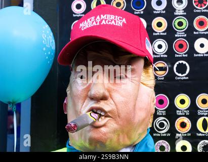 Soho, London, Großbritannien. Januar 2025. Masken von Präsident Donald Trump in einem schicken Kleiderladen in Soho, London. Quelle: matthew Chattle/Alamy Live News Stockfoto