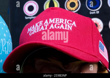 Soho, London, Großbritannien. Januar 2025. Masken von Präsident Donald Trump in einem schicken Kleiderladen in Soho, London. Quelle: matthew Chattle/Alamy Live News Stockfoto