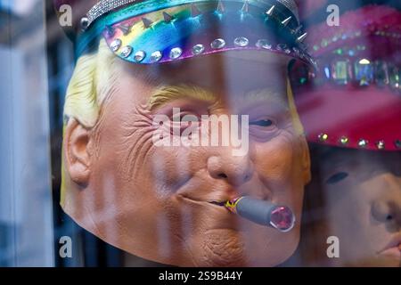 Soho, London, Großbritannien. Januar 2025. Masken von Präsident Donald Trump in einem schicken Kleiderladen in Soho, London. Quelle: matthew Chattle/Alamy Live News Stockfoto