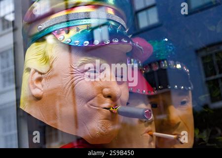 Soho, London, Großbritannien. Januar 2025. Masken von Präsident Donald Trump in einem schicken Kleiderladen in Soho, London. Quelle: matthew Chattle/Alamy Live News Stockfoto