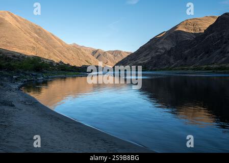 Morgenbesprechung auf dem Snake River im Hells Canyon an der Grenze zwischen Oregon und Idaho. Stockfoto