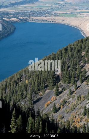 Blick auf den Wallowa Lake und die Stadt Joseph vom Mt. Howard in den Wallowa Mountains, Oregon. Stockfoto
