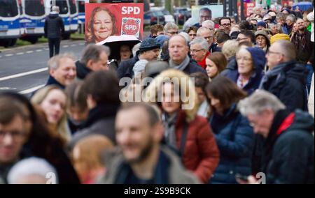 Wiesbaden, Deutschland. Januar 2025. Deutsche Bürger nehmen an einer Veranstaltung Teil, bei der Bundeskanzler Olaf Scholz (SPD) in Wiesbaden eine Rede hält. Stockfoto