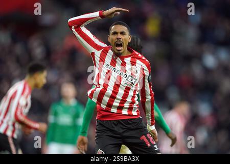 Sunderlands Wilson Isidor feiert das erste Tor ihrer Mannschaft während des Sky Bet Championship Matches im Stadium of Light in Sunderland. Bilddatum: Samstag, 25. Januar 2025. Stockfoto