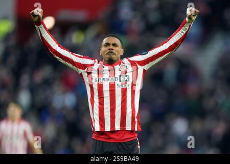 Sunderlands Wilson Isidor feiert das erste Tor ihrer Mannschaft während des Sky Bet Championship Matches im Stadium of Light in Sunderland. Bilddatum: Samstag, 25. Januar 2025. Stockfoto