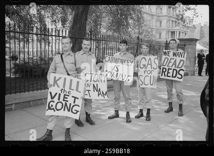 Mitglieder der amerikanischen Nazi-Partei mit Zeichen zur Unterstützung des Vietnamkriegs demonstrieren vor dem Weißen Haus, Washington, District of Columbia, 17. Mai 1967. Foto: Marion S Trikosko/US News and World Report Magazine Collection Stockfoto