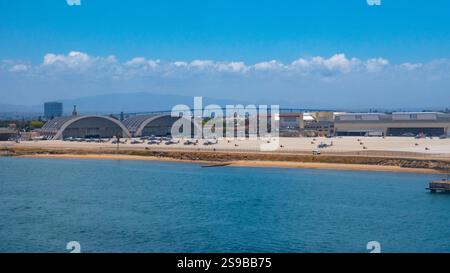 San Diego, Kalifornien, USA - 17. Mai 2019: U.S. Navy. Marineflugstation, Kalifornien. Hangar-Gebäude an der Rampe mit Hubschrauber. Militärmarinestützpunkt Stockfoto