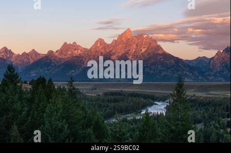 Grand Tetons Sonnenaufgang vom Snake River Overlook im Grand Teton National Park, Wyoming, USA Stockfoto