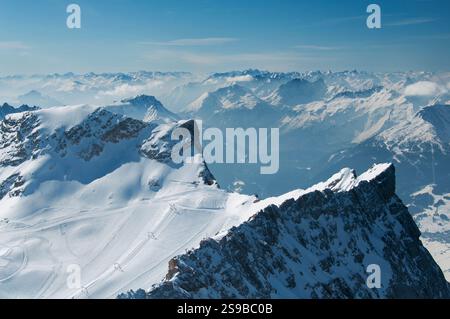 Ein Panoramablick auf die schneebedeckten Wettersteinberge von der zugspitze in Garmisch-Partenkirchen. Stockfoto