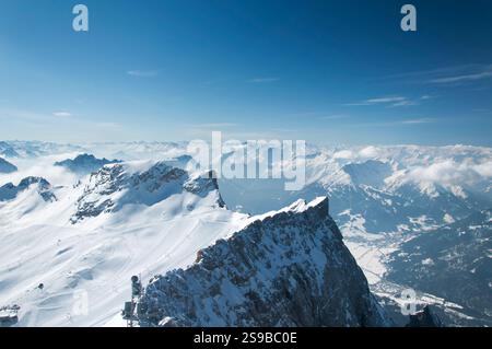 Ein Panoramablick auf die schneebedeckten Wettersteinberge von der zugspitze in Garmisch-Partenkirchen. Stockfoto
