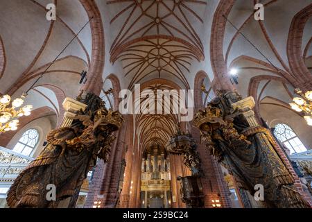 Stockholm, Schweden - 2. August 2024: Storkyrkan (Stockholmer Kathedrale) oder Sankt Nikolai Kyrka (Nikolaikirche) Stockfoto