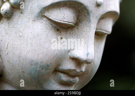 Extreme Nahaufnahme des Gesichts eines Garten-buddha Stockfoto