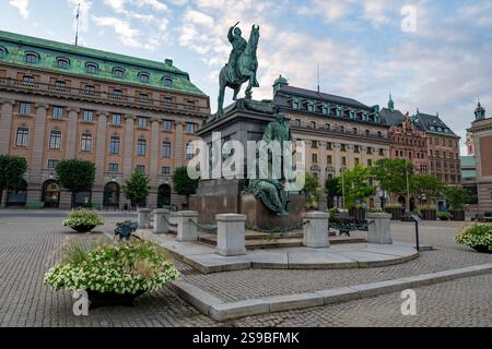 Stockholm, Schweden - 4. August 2024: Reiterstatue von Gustav II. Adolf auf dem Gustav-Adolf-Platz. Stockfoto