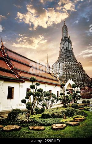 Wat Arun, auch bekannt als Tempel der Dämmerung, steht majestätisch am Ufer des Chao Phraya Flusses in Bangkok, Thailand. Stockfoto
