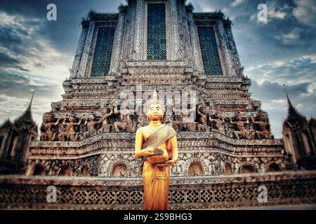 Begrüßt von einer ruhigen Buddha-Statue am majestätischen Wat Arun, auch bekannt als Tempel der Dämmerung, mit Blick auf den berühmten Chao Phraya Fluss in Bangkok, Stockfoto