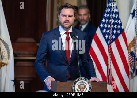 US-Vizepräsident JD Vance macht eine Stellungnahme, bevor er am Samstag, den 25. Januar 2025, im Indian Treaty Room im Eisenhower Executive Office Building auf dem Campus des Weißen Hauses in Washington, DC, den Amtseid an US-Verteidigungsminister Pete Hegseth ablegte.Credit: Ron Sachs / Pool via CNP Stockfoto