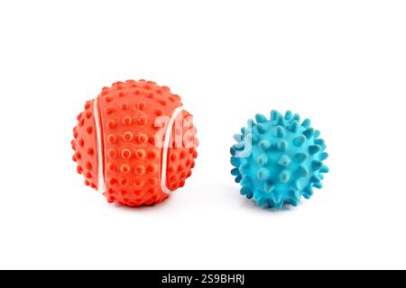 Kugeln Spielzeug für Hund und Katze auf weißem Hintergrund. Stockfoto