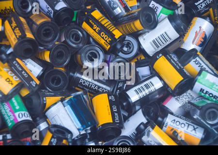 Ein großer Stapel von Filmrollen. Quelle: Vuk Valcic/Alamy Stockfoto