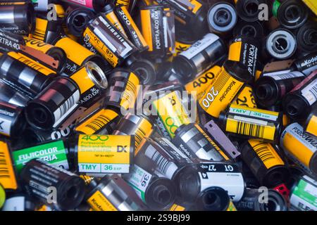 Ein großer Stapel von Filmrollen. Quelle: Vuk Valcic/Alamy Stockfoto