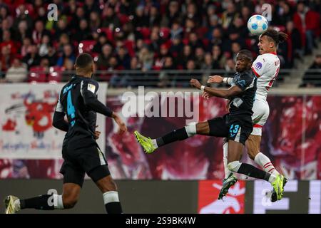 25. Januar 2025, Sachsen, Leipzig: Fußball: Bundesliga, RB Leipzig - Bayer Leverkusen, 19. Spieltag, Red Bull Arena. Der Leipziger Spieler Yussuf Poulsen (r) und Leverkusens Nordi Mukiele kämpfen um den Ball. Foto: Jan Woitas/dpa - WICHTIGER HINWEIS: Gemäß den Vorschriften der DFL Deutschen Fußball-Liga und des DFB Deutschen Fußball-Bundes ist es verboten, im Stadion und/oder des Spiels aufgenommene Fotografien in Form von sequenziellen Bildern und/oder videoähnlichen Fotoserien zu verwenden oder zu nutzen. Stockfoto