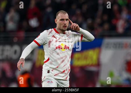 25. Januar 2025, Sachsen, Leipzig: Fußball: Bundesliga, RB Leipzig - Bayer Leverkusen, 19. Spieltag, Red Bull Arena. Leipziger Spieler David Raum gestikuliert. Foto: Jan Woitas/dpa - WICHTIGER HINWEIS: Gemäß den Vorschriften der DFL Deutschen Fußball-Liga und des DFB Deutschen Fußball-Bundes ist es verboten, im Stadion und/oder des Spiels aufgenommene Fotografien in Form von sequenziellen Bildern und/oder videoähnlichen Fotoserien zu verwenden oder zu nutzen. Stockfoto