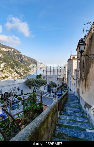 Eine enge Straße in Positano, einer malerischen Stadt an der Amalfiküste in Italien. Stockfoto