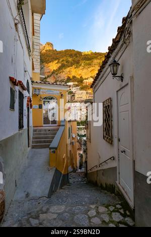 Eine enge Straße in Positano, einer malerischen Stadt an der Amalfiküste in Italien. Stockfoto