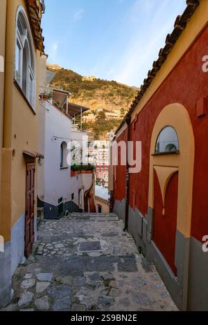 Eine enge Straße in Positano, einer malerischen Stadt an der Amalfiküste in Italien. Stockfoto