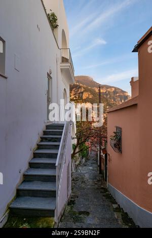 Eine enge Straße in Positano, einer malerischen Stadt an der Amalfiküste in Italien. Stockfoto