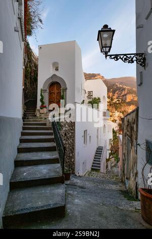 Eine enge Straße in Positano, einer malerischen Stadt an der Amalfiküste in Italien. Stockfoto