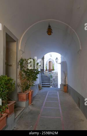 Eine enge Straße in Positano, einer malerischen Stadt an der Amalfiküste in Italien. Stockfoto