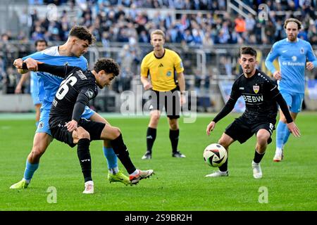 v.li.: Sean Dulic (TSV 1860, 25) Leny Meyer (Stuttgart, 16) Samuele Di Benedetto (Stuttgart, 8) im Zweikampf, Duell, Duell, Tackle, Dynamik, Aktion, 25.01.2025, München (Deutschland), Fussball, 3. LIGA, TSV 1860 MÜNCHEN - VFB STUTTGART II, DFB/DFL VORSCHRIFTEN VERBIETEN DIE VERWENDUNG VON FOTOGRAFIEN ALS BILDSEQUENZEN UND/ODER QUASI-VIDEO. Stockfoto