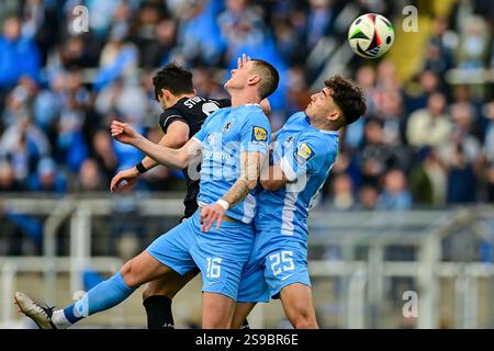 v.li.: Thomas Kastanaras (Stuttgart, 9) Max Reinthaler (TSV 1860, 16) Sean Dulic (TSV 1860, 25) im Zweikampf, Duell, Duell, Tackle, Dynamik, Aktion, 25.01.2025, München (Deutschland), Fussball, 3. LIGA, TSV 1860 MÜNCHEN - VFB STUTTGART II, DFB/DFL VORSCHRIFTEN VERBIETEN DIE VERWENDUNG VON FOTOGRAFIEN ALS BILDSEQUENZEN UND/ODER QUASI-VIDEO. Stockfoto