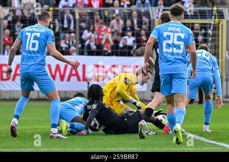 Tumult im Löwen-Strafraum: Max Reinthaler (TSV 1860, 16) Leroy Kwadwo (TSV 1860, 21) Jarzinho Malanga (Stuttgart, 27) Marco Hiller (Torwart, TSV 1860, 1) Sean Dulic (TSV 1860, 25) Philipp Maier (TSV 1860, 26) im Zweikampf, Duell, Tackle, Dynamik, Aktion, 25.01.2025, München (Deutschland), Fussball, 3. LIGA, TSV 1860 MÜNCHEN - VFB STUTTGART II, DFB/DFL VORSCHRIFTEN VERBIETEN DIE VERWENDUNG VON FOTOGRAFIEN ALS BILDSEQUENZEN UND/ODER QUASI-VIDEO. Stockfoto