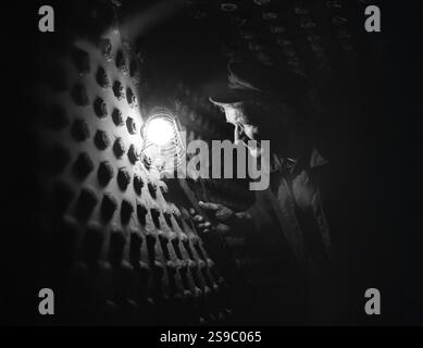 British Railways Arbeiter Inspektion innerhalb der Lokomotive Dampfkessel in Wolverhampton im Jahre 1967 Stockfoto