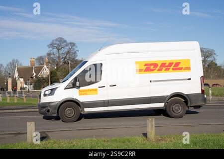 Seitenansicht des DHL Paketzustellwagens auf dem Weg, auf der Straße in der Nähe von London Greenwich England UK Stockfoto