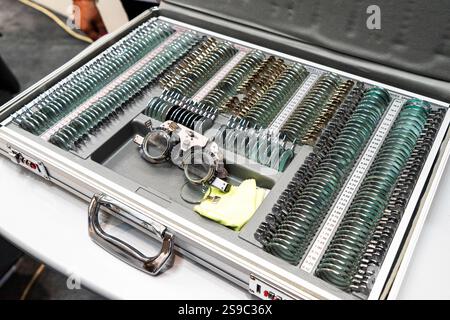 Augenuntersuchung. Selektiver Fokus. Eine Optiker-Brillenbox mit vielen verschiedenen Testlinsen. Ophthalmarztbox mit Linsensatz für Optometri Stockfoto